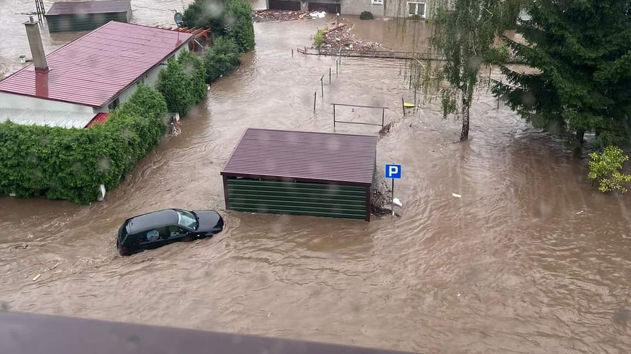 В Строне-Слёнске была прорвана дамба. Город отрезан от мира