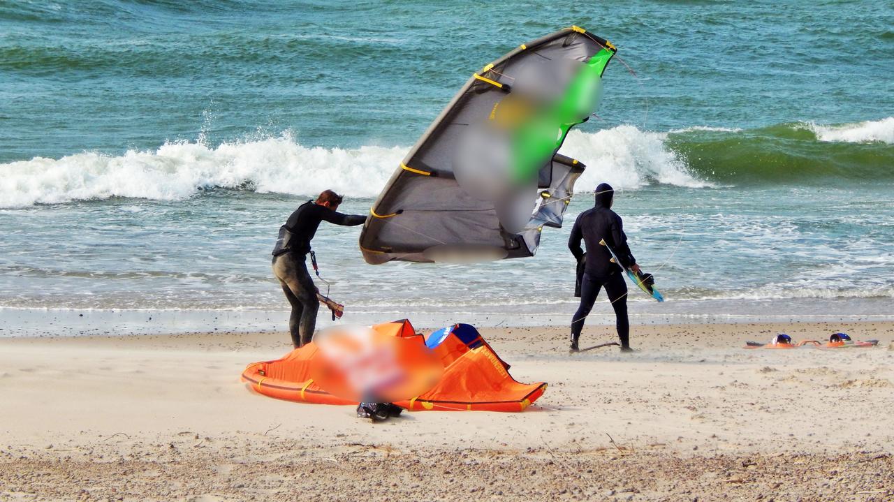 Akcja ratunkowa na plaży, karetka zabrała kitesurfera