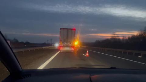 Samochód osobowy uderzył w tył naczepy pojazdu ciężarowego