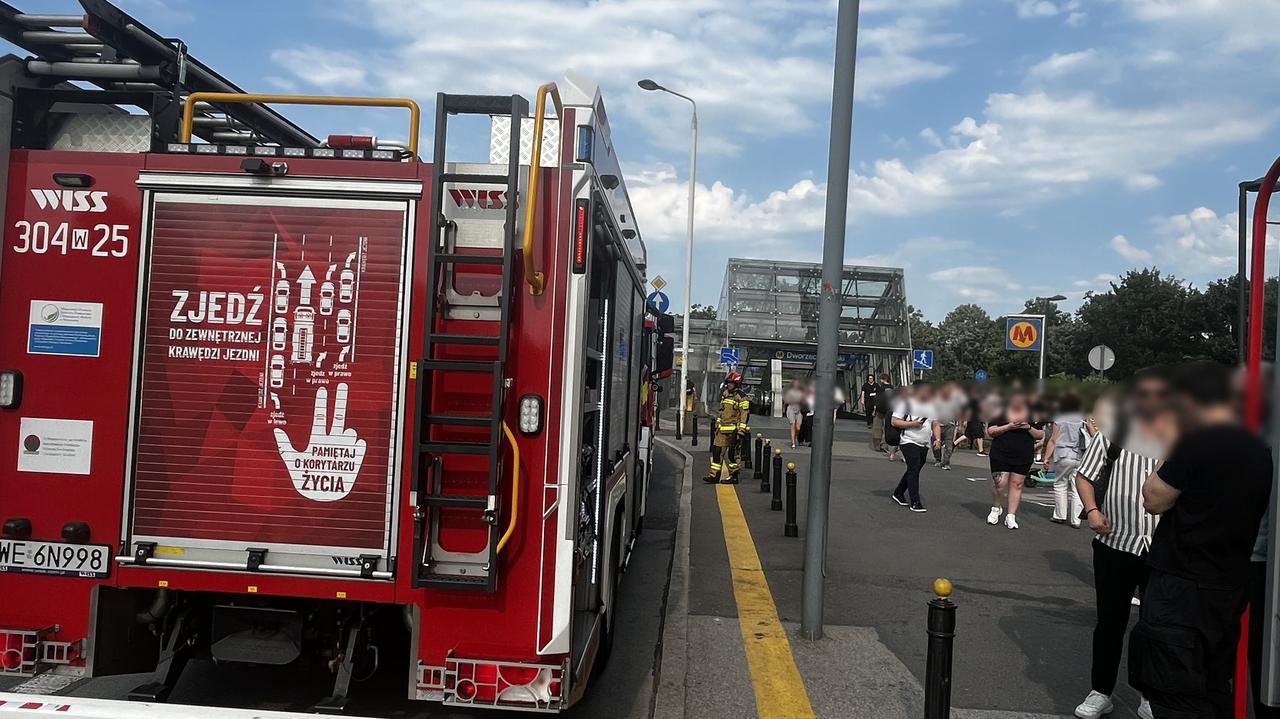 Maszynista poczuł spaleniznę. Znów zamknięte stacje pierwszej linii metra