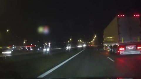 Kobieta przechodzi przez dwa pasy autostrady A1 w okolicach Łodzi