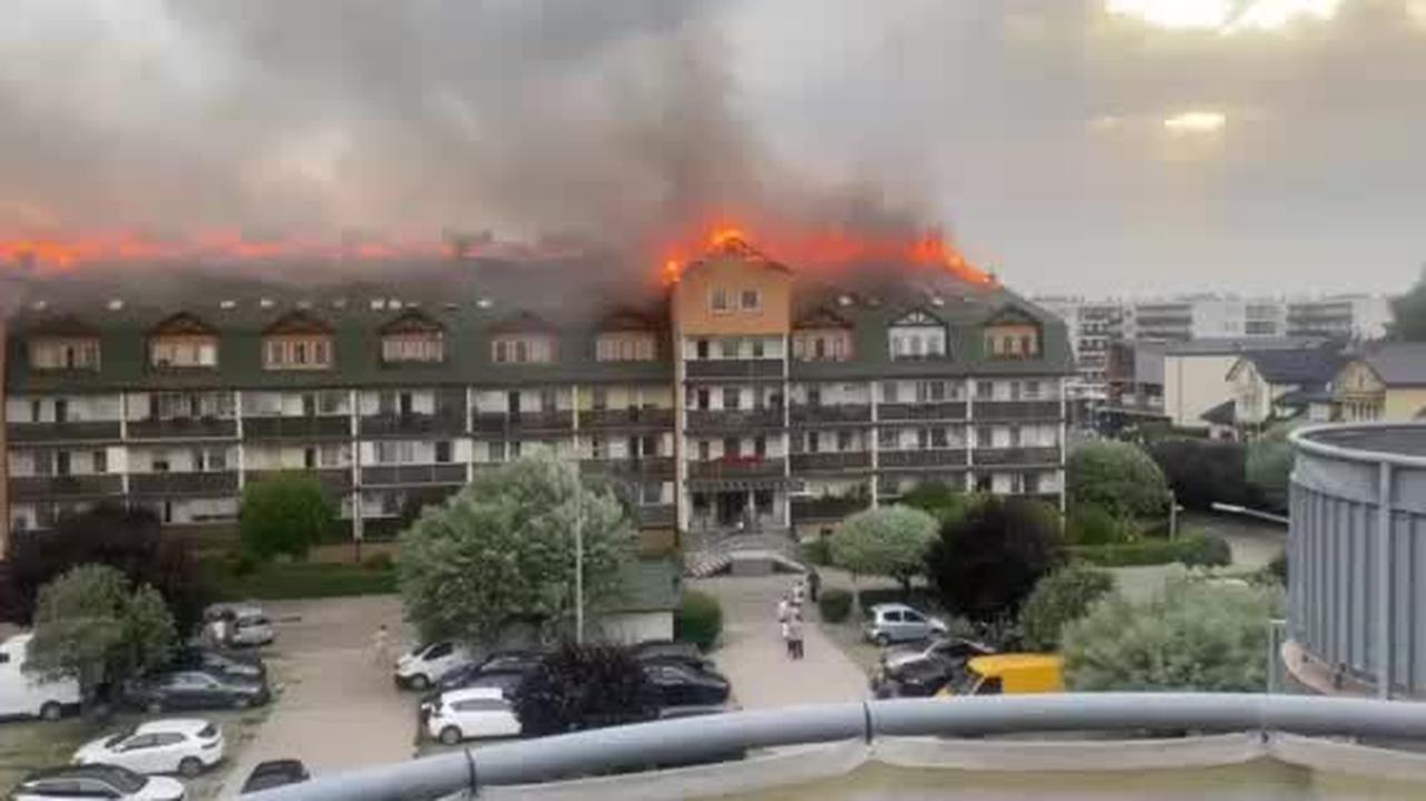 Buchające płomienie i dym. Ogromny pożar dachu bloku w Ząbkach