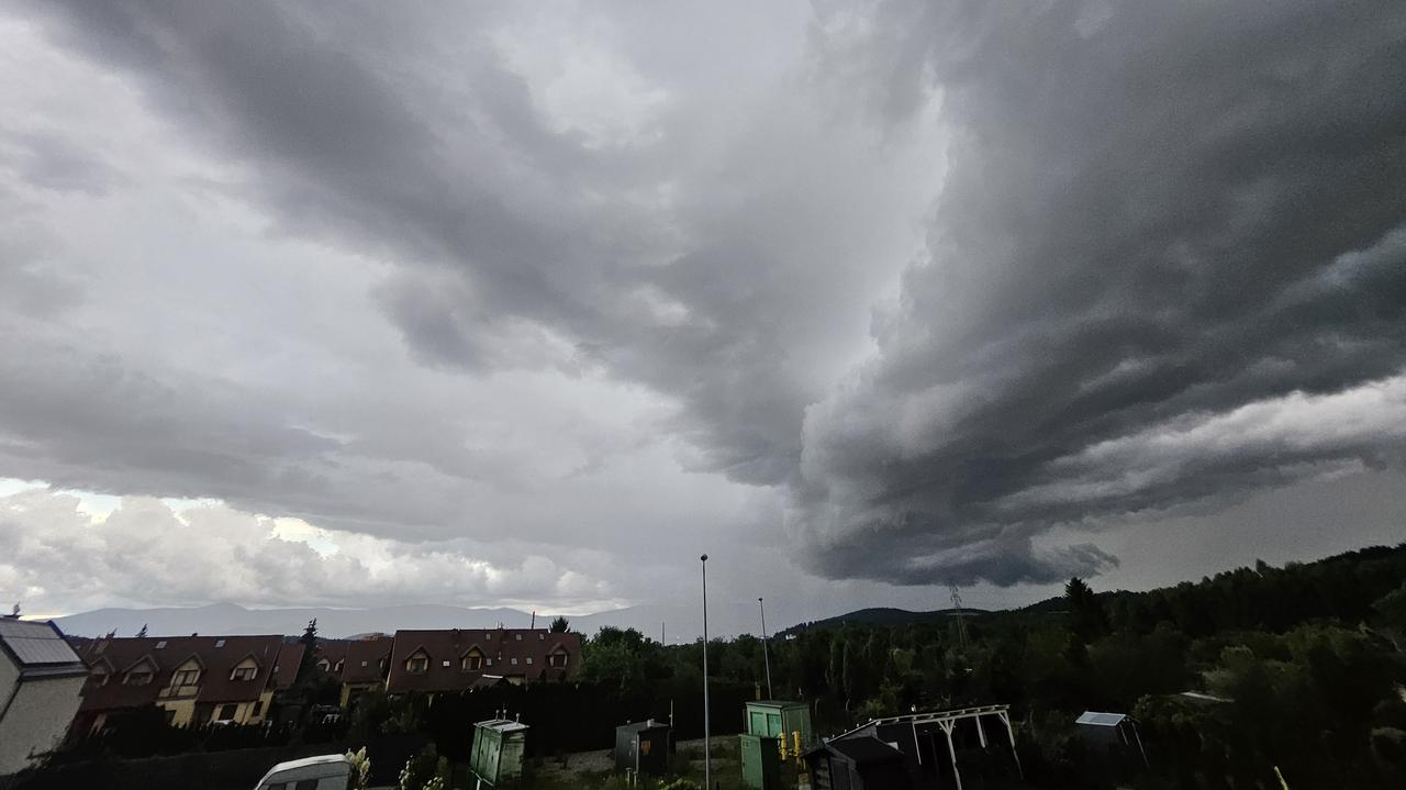 Wał szkwałowy sunął nad Jelenią Górą