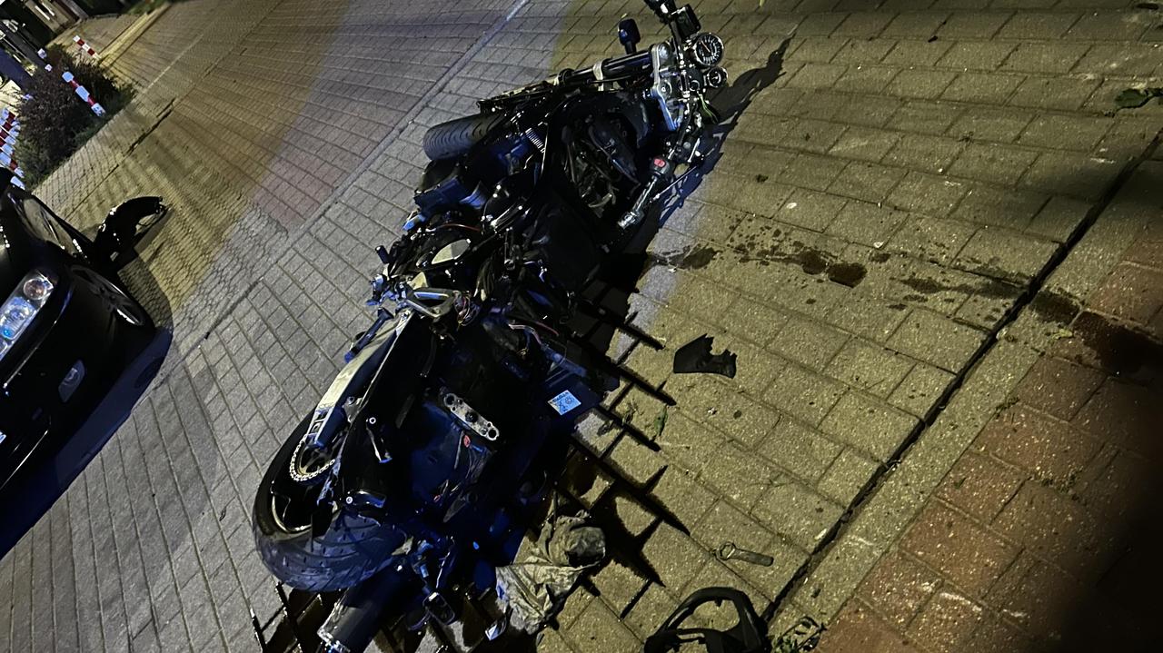 Roztrzaskał motocykl na aucie, odpowie przed sądem