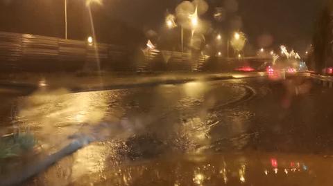 Ulewne deszcze w Warszawie. Zalana Trasa Toruńska 
