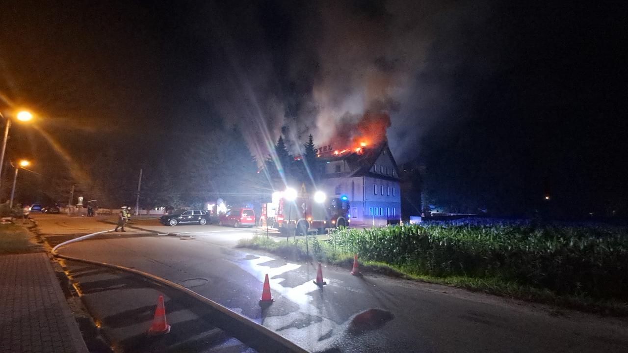 Pożar hotelu. W akcji 24 zastępy strażaków