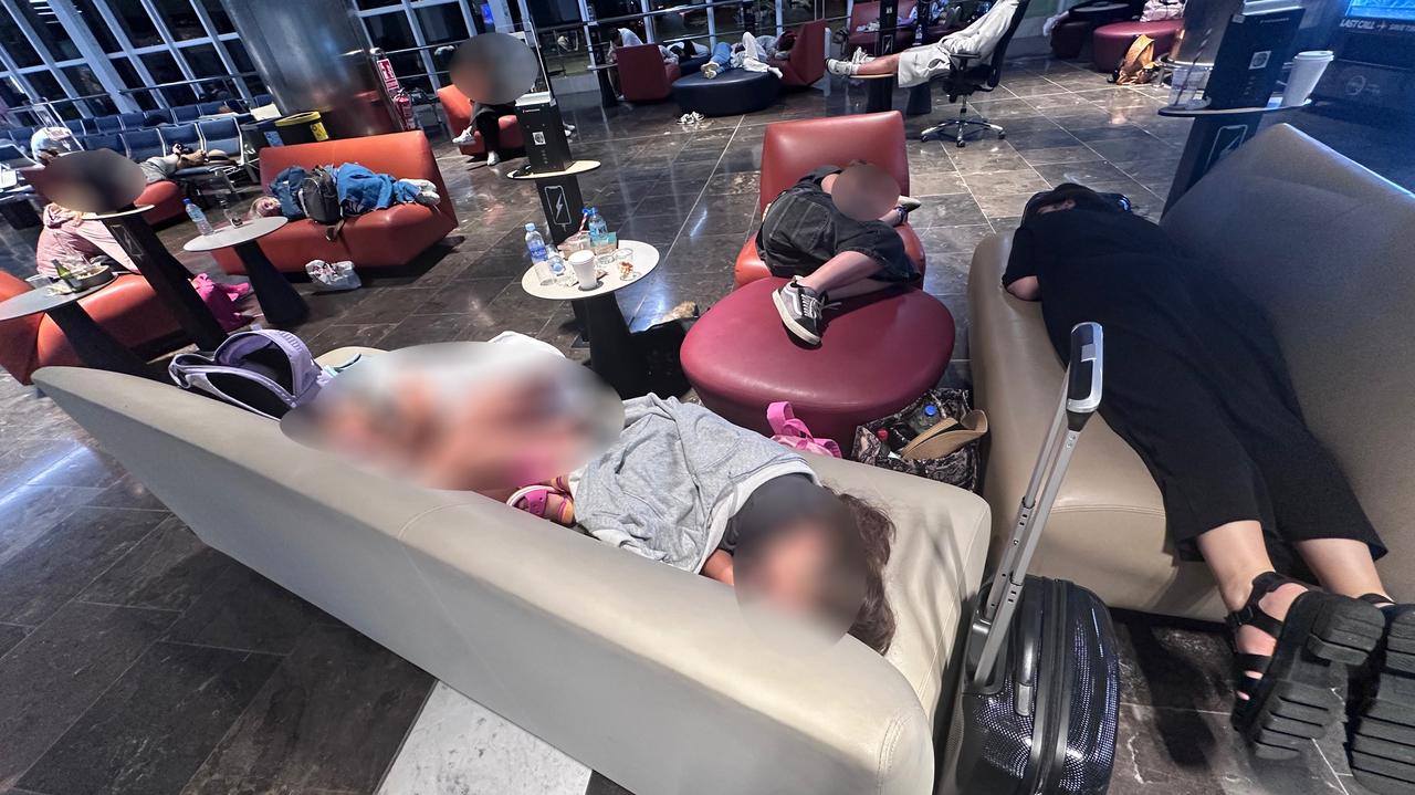 Najpierw na kilka godzin utknęli w samolocie, potem na lotnisku 