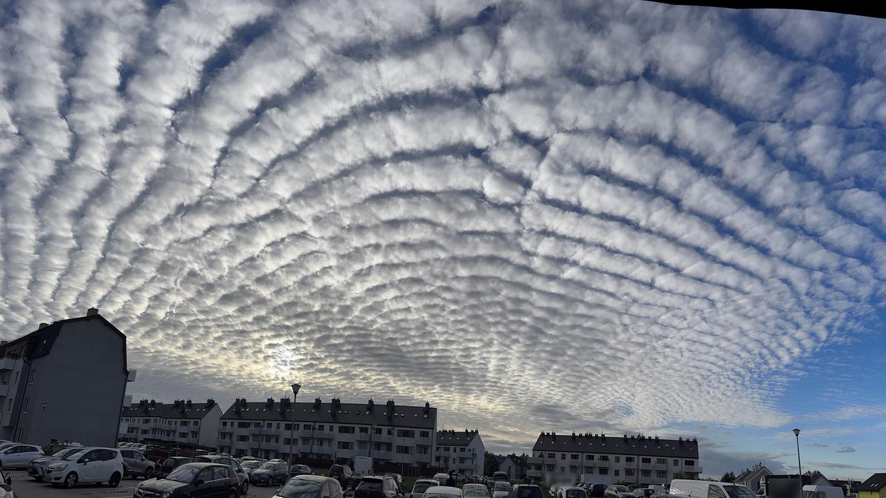 Altocumulus undulatus. Ciekawe chmury nad Polską. Zwiastują zmiany