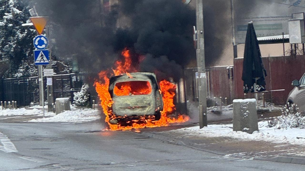 Auto stanęło w płomieniach. Akcja straży w Wesołej