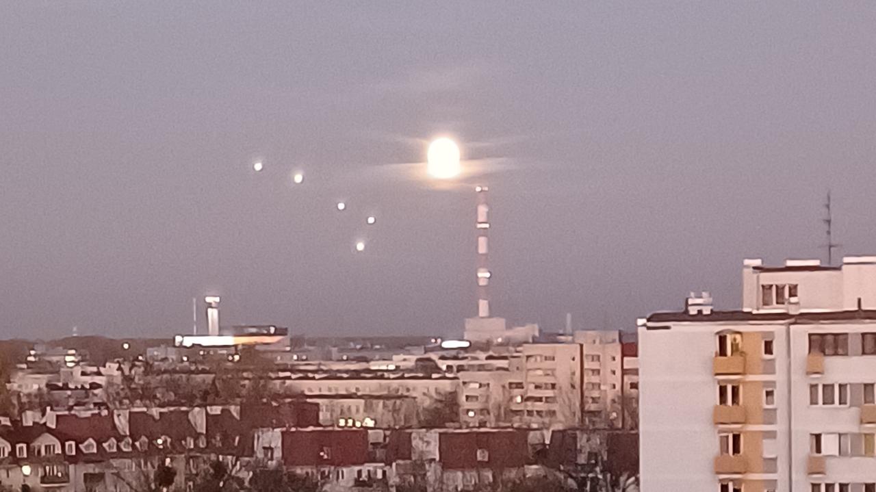 Tajemnicze kule świetlne na warszawskim niebie