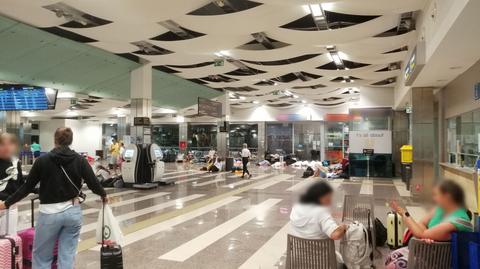 Pasażerowie czekają w kolejkach na Lotnisku Chopina