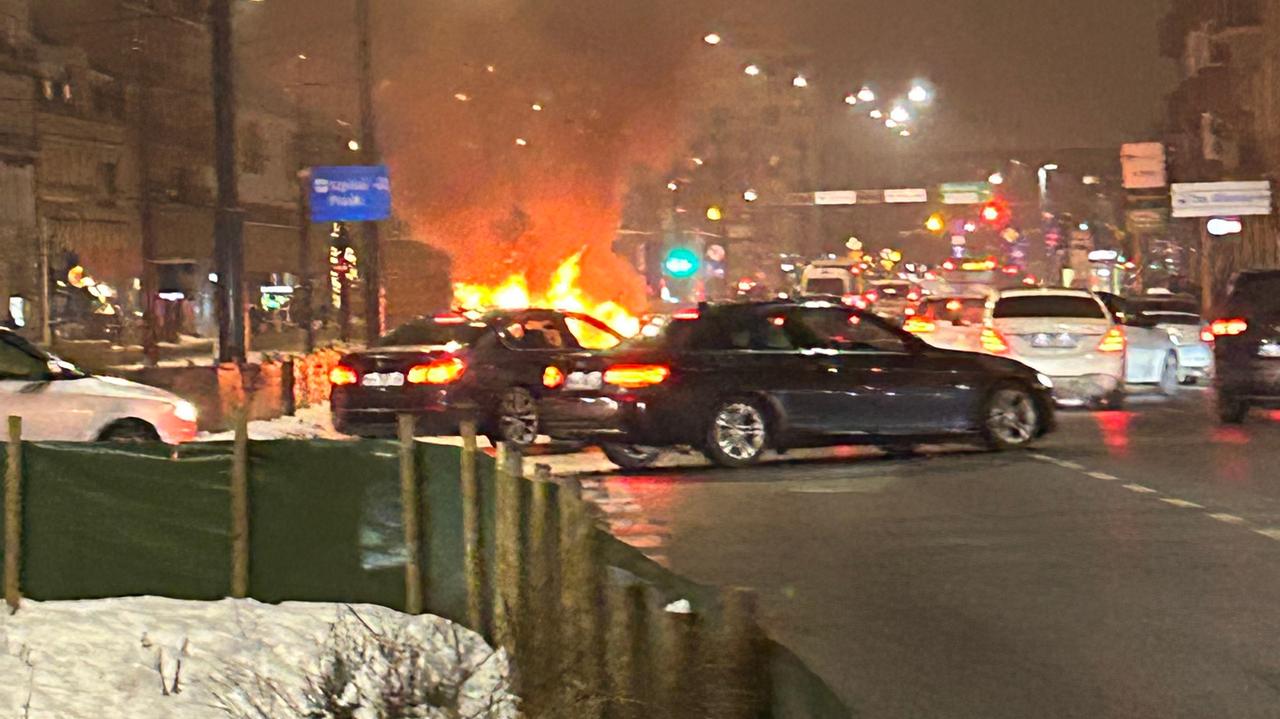 Auto stanęło w płomieniach