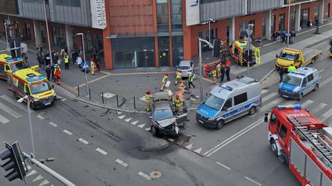 Policjanci na sygnałach wjechali na skrzyżowanie na świetle czerwonym, po czym zderzyli się z samochodem osobowym