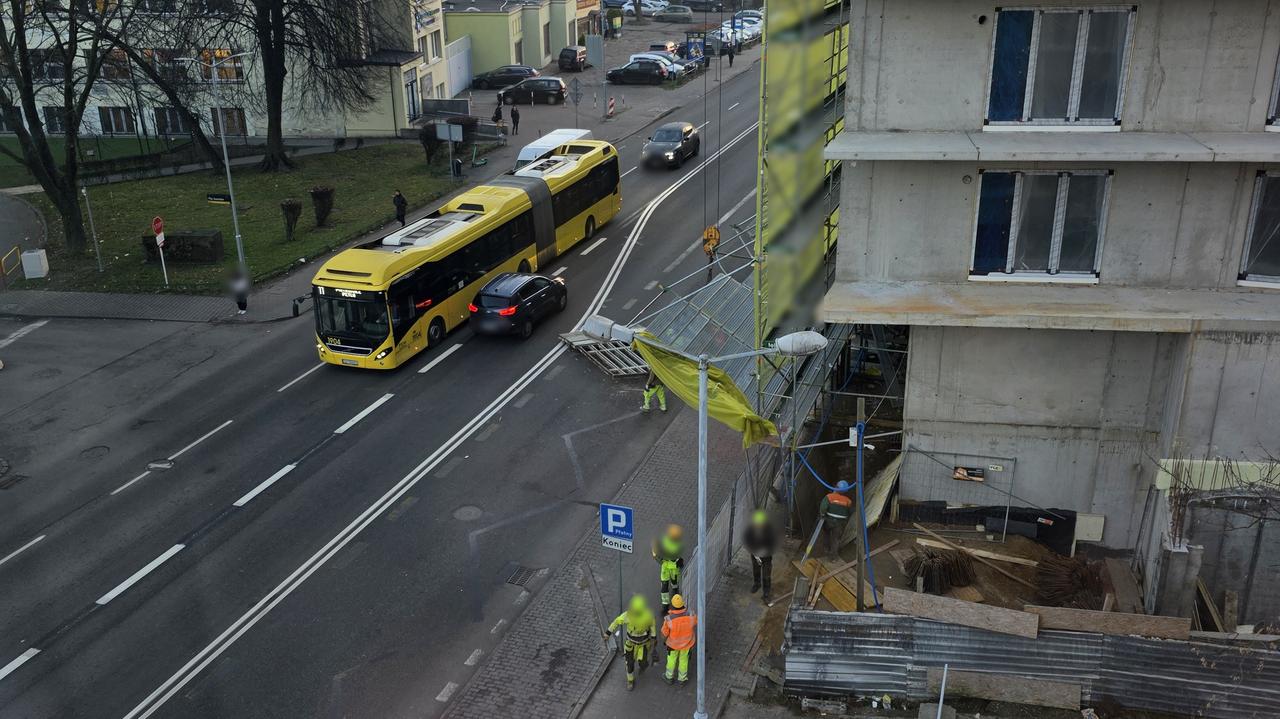 Płyta z budowy spadła na chodnik i jezdnię