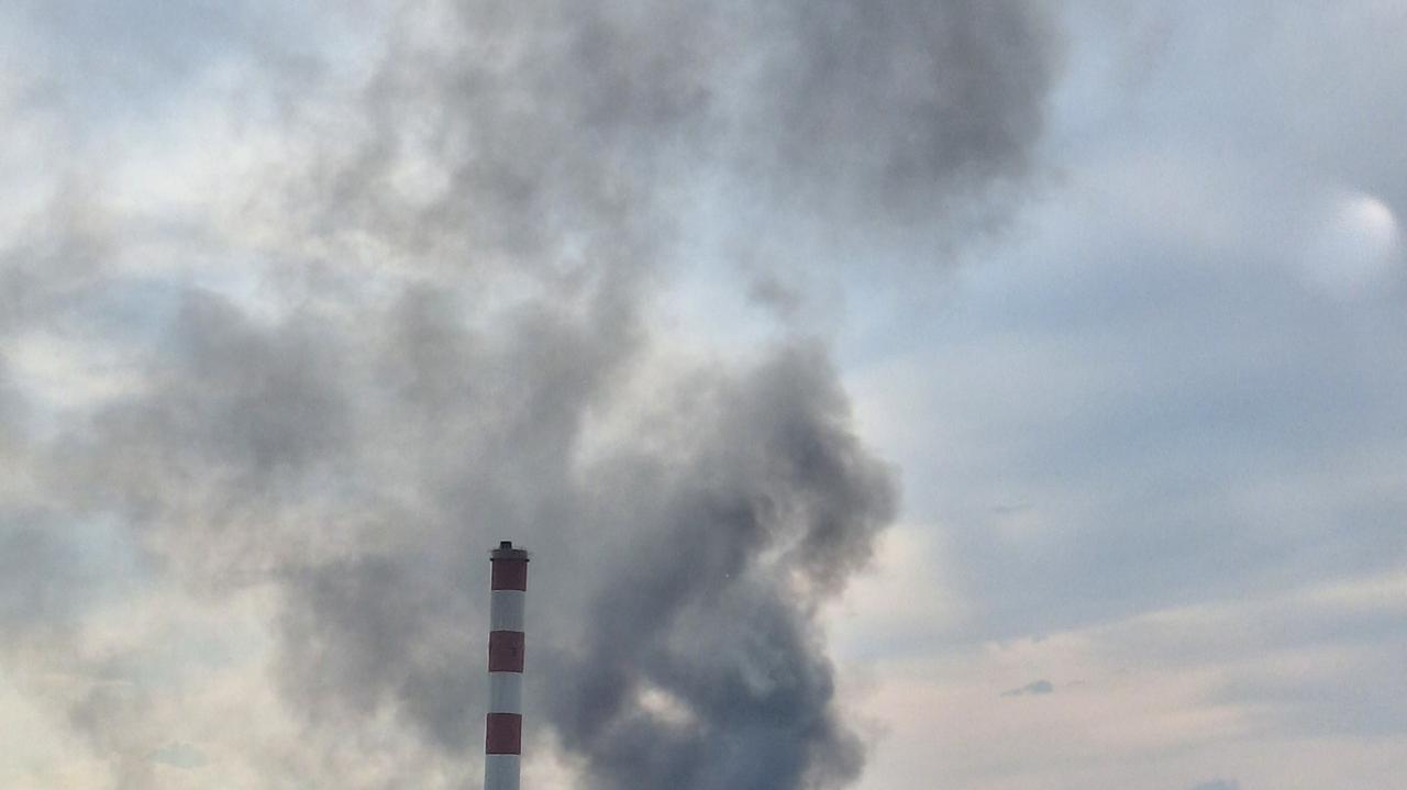 Pożar hali w Siemianowicach Śląskich. Z ogniem walczy 30 zastępów