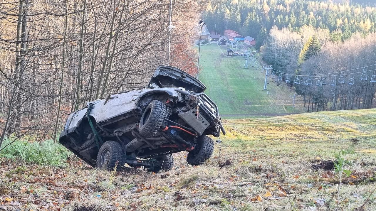 Próbował wjechać terenówką na stok narciarski. Auto koziołkowało, kierowca ranny