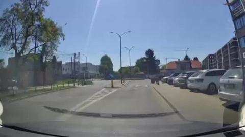 Kierowca jedzie zygzakiem przez warszawskie Włochy