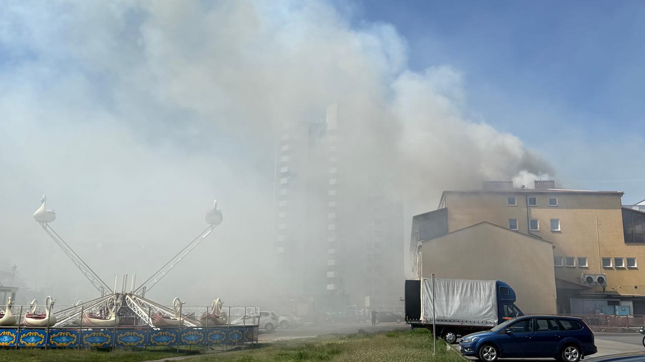 Kłęby dymu nad miastem. Zapalił się dach