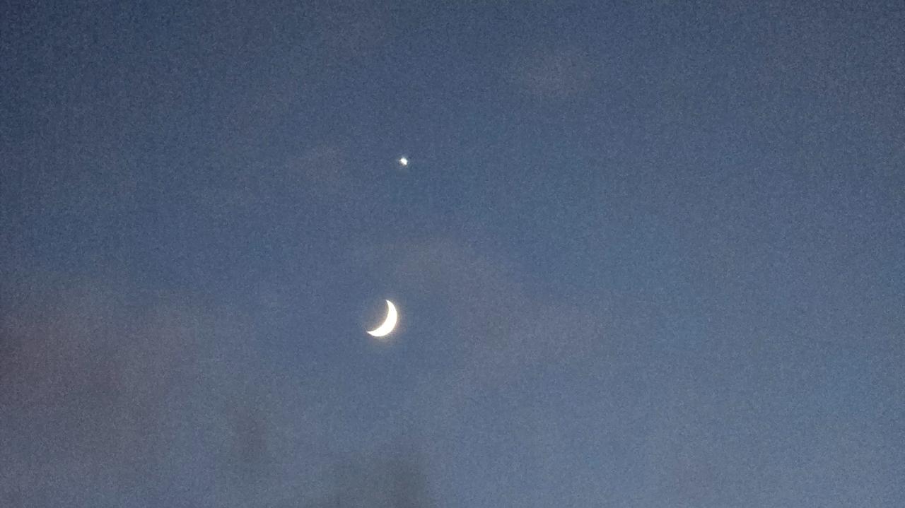 Księżyc znajdzie się blisko Saturna. Jak obserwować to spotkanie?