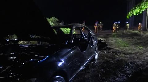Pożar auta na drodze w okolicach Poddąbia