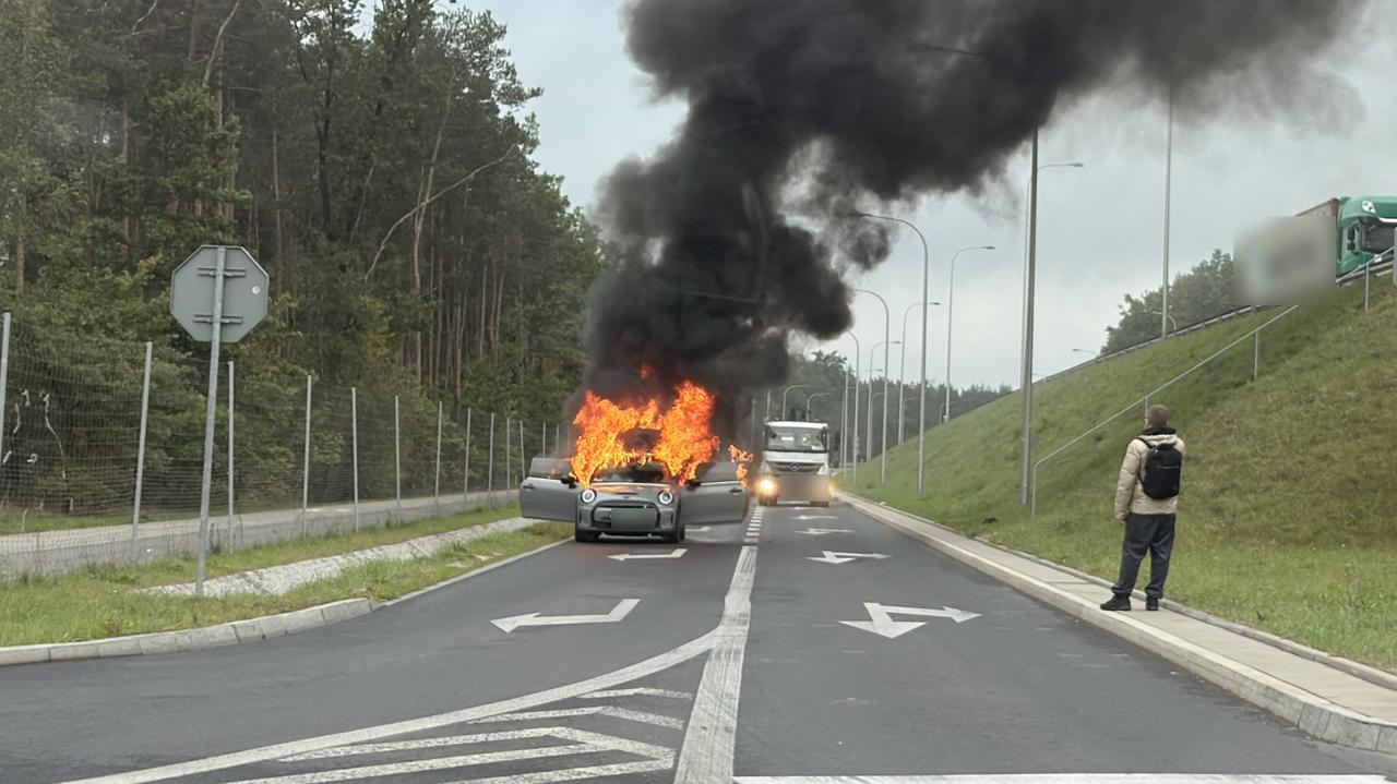 Płomienie buchały z wnętrza. Pożar auta elektrycznego