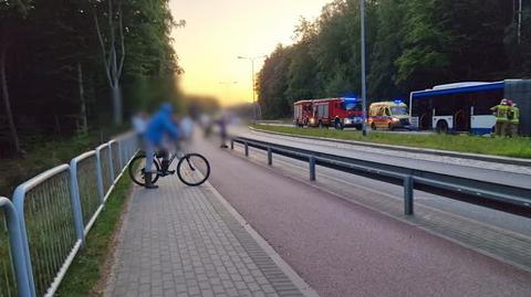 Czołowe zderzenie samochodu osobowego z autobusem miejskim w Gdyni