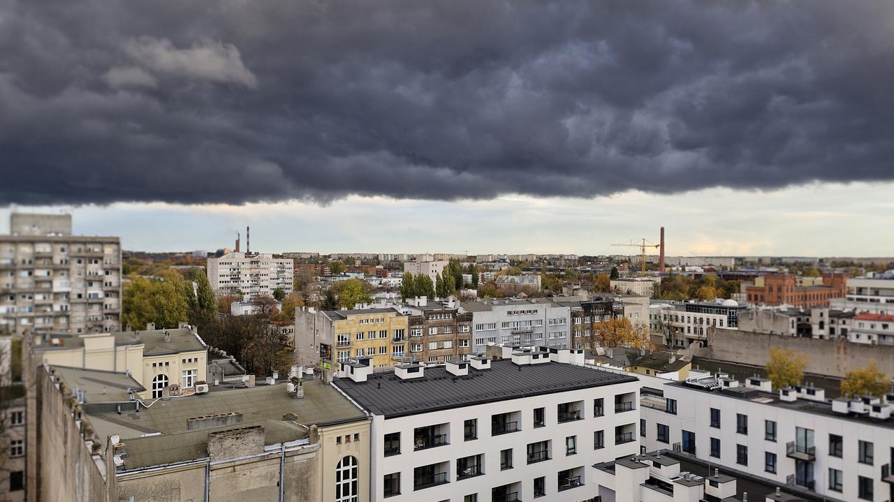 Silny wiatr przewrócił drzewo na tory. Burze nad Polską