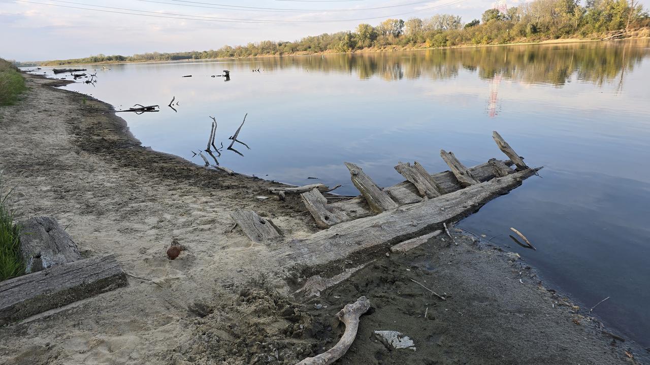 Wygląda jak pomost lub łódź. Wisła odsłoniła kolejną konstrukcję