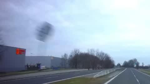 Pod prąd drogą dwupasmową, Tychy