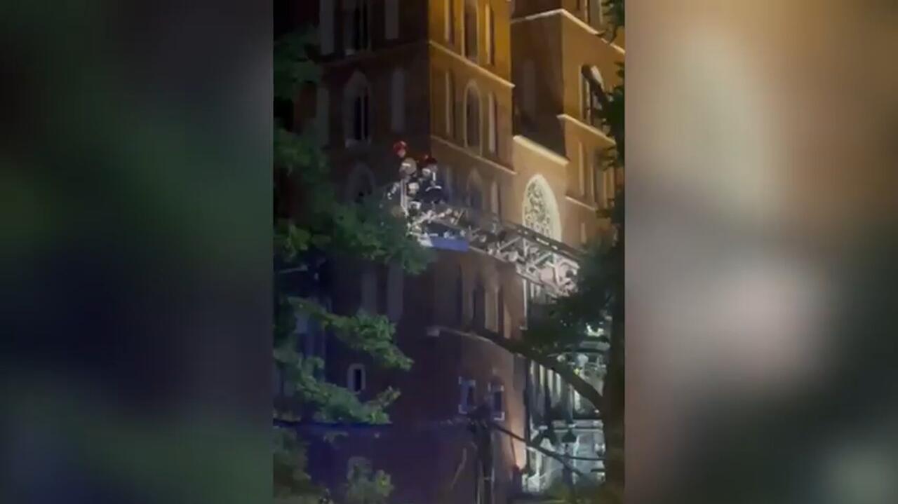 Zapaliła się sadza lub tłuszcz. Strażacy w podnośniku obok Bazyliki Mariackiej