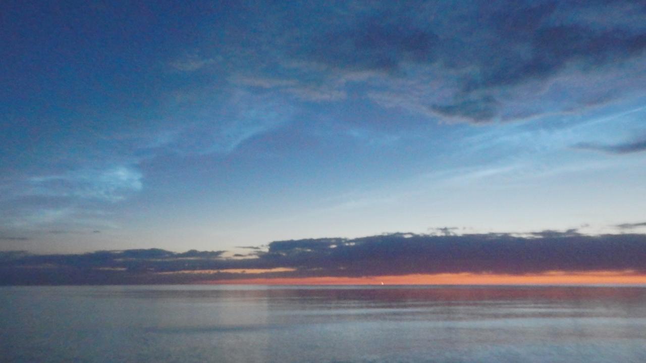 Przyszedł czas na obserwację obłoków srebrzystych. Skąd się biorą?