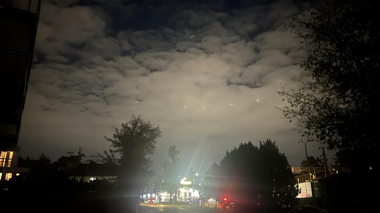 Tajemnicze punkty świetlne na warszawskim niebie