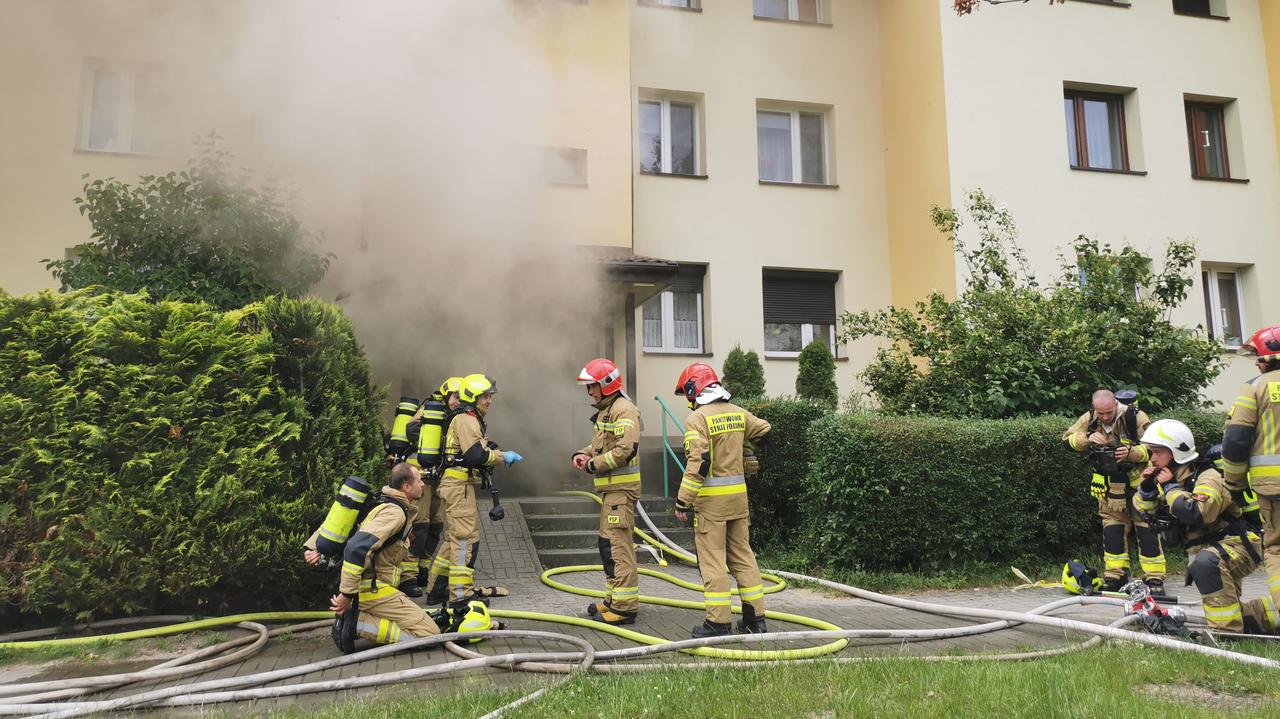 Pożar w piwnicy, mieszkańcy bloku ewakuowani