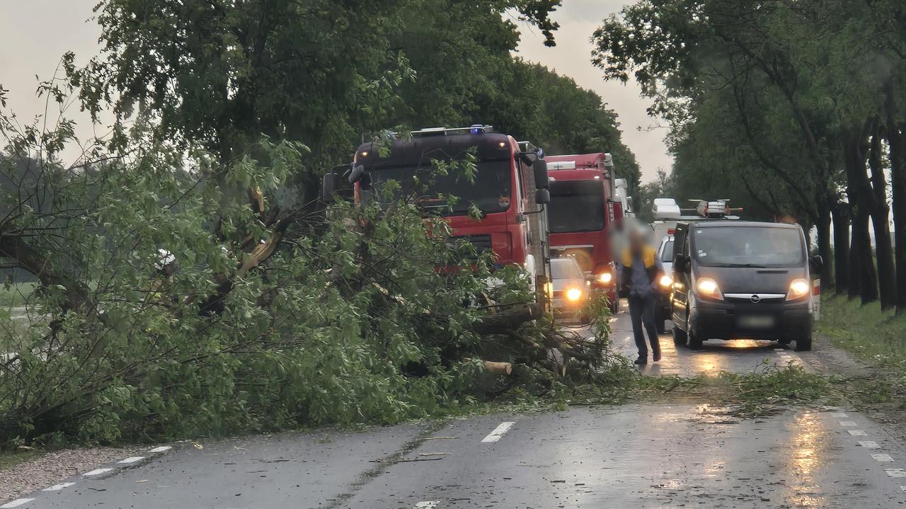 Zerwane dachy, powalone drzewa, zablokowana droga krajowa