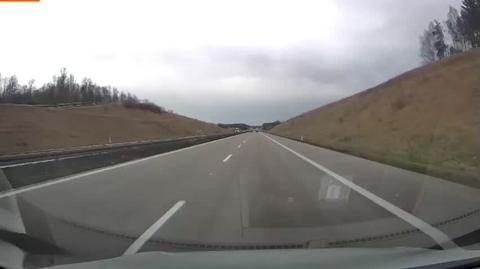 Wyprzedził ciężarówki pasem awaryjnym na A4