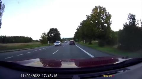 Samochód ciężarowy przejeżdża przez zamykający się przejazd kolejowy