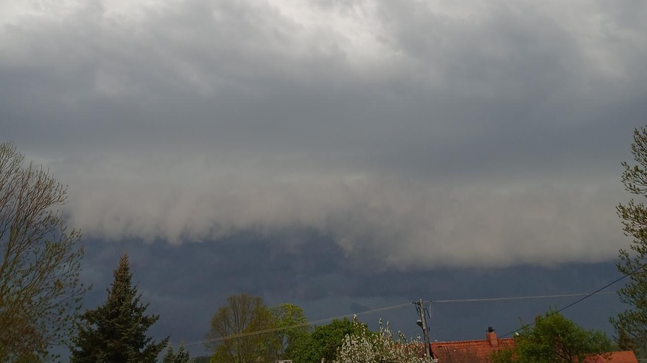 Burzowy wał nad jeziorem. "Na Mazurach jest bardzo niebezpiecznie"