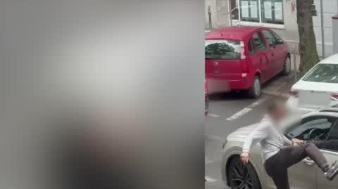 Zsiadł z roweru i zaczął kopać auto, zaatakował też kierowcę 