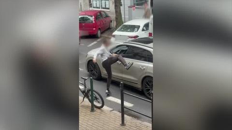 Zsiadł z roweru i zaczął kopać auto, zaatakował też kierowcę 