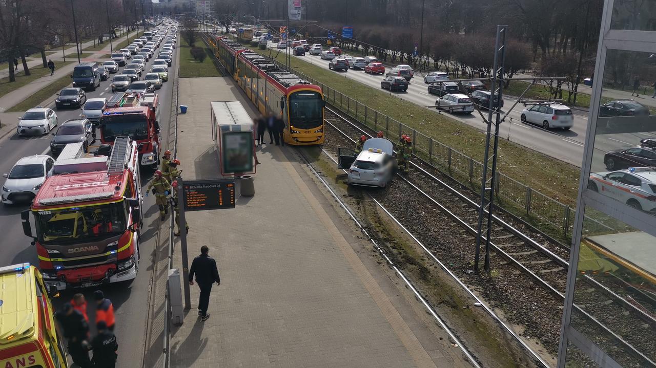 Samochód na torach tramwajowych, kierowca zabrany do szpitala na badania krwi