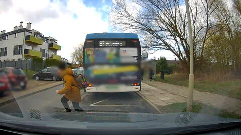 Szczecin. Nastolatek wbiegł na ulicę zza autobusu pod jadące auto
