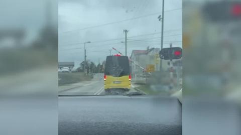 Niebezpieczna sytuacja na przejeździe kolejowym Katowice-Podlesie