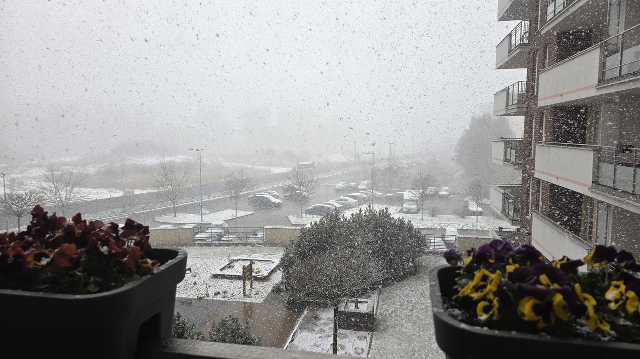 Nagły spadek temperatury. Opady śniegu i gradu przeszły nad Polską