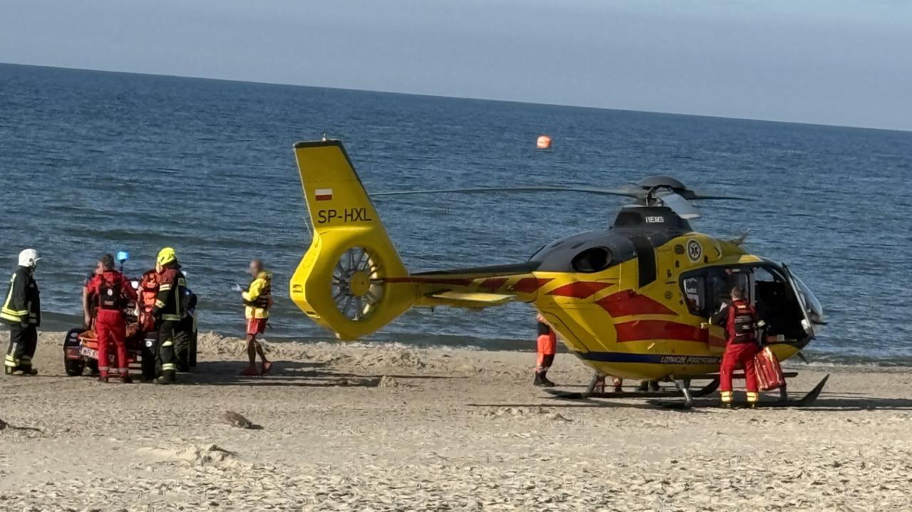Mężczyzna topił się w morzu. Śmigłowiec LPR na plaży