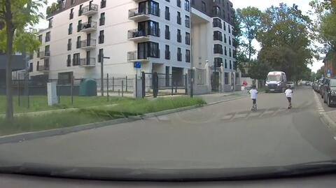 Małe dzieci na hulajnogach na jezdni, Kraków