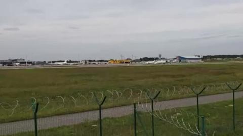 Lądowanie samolotu na lotnisku w Gdańsku