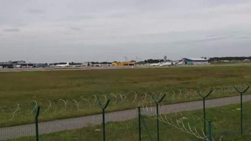 Lądowanie samolotu na lotnisku w Gdańsku
