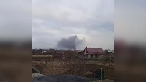 Dym nad lotniskiem w Iwano Frankowski (Ukraina)