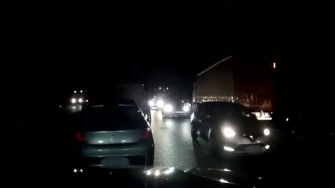 Cofanie na dwupasmowej drodze w nocy w tunelu ratunkowym do wypadku samochodowego