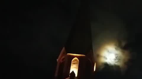 Pełna księżyc i wokół tęcza w Lęborku